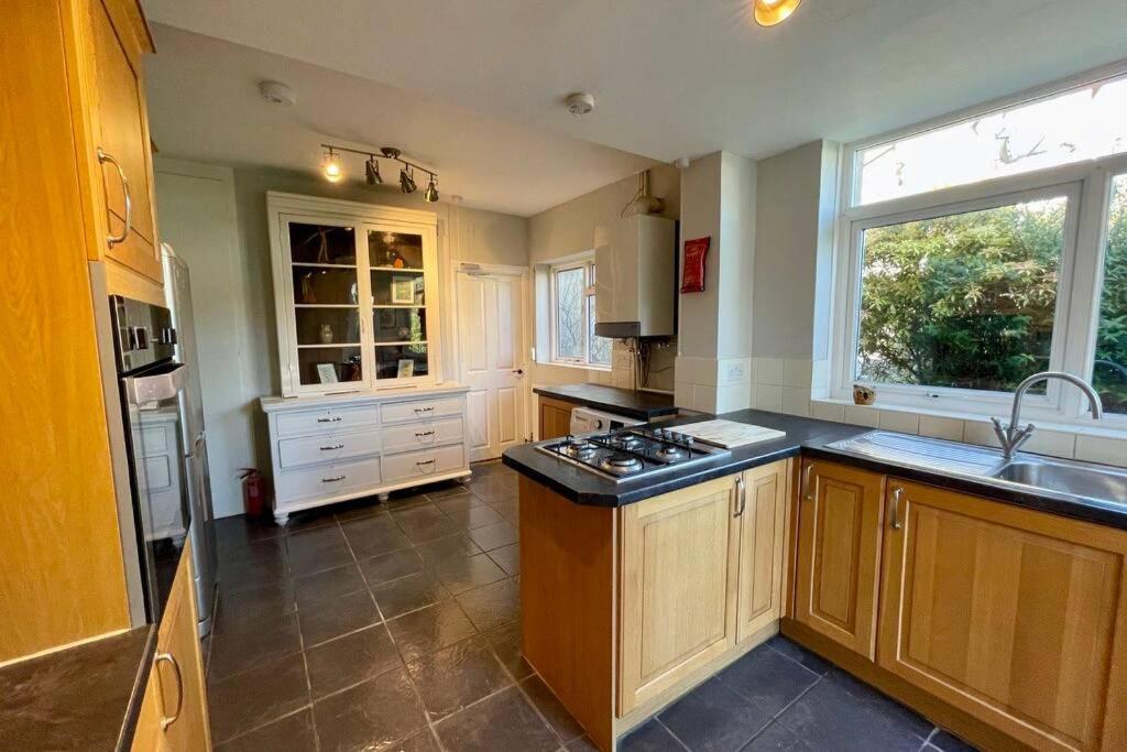 Large House Near Victoria Park For Groups, 10 Mins Bus To City Centre Κάρντιφ Εξωτερικό φωτογραφία