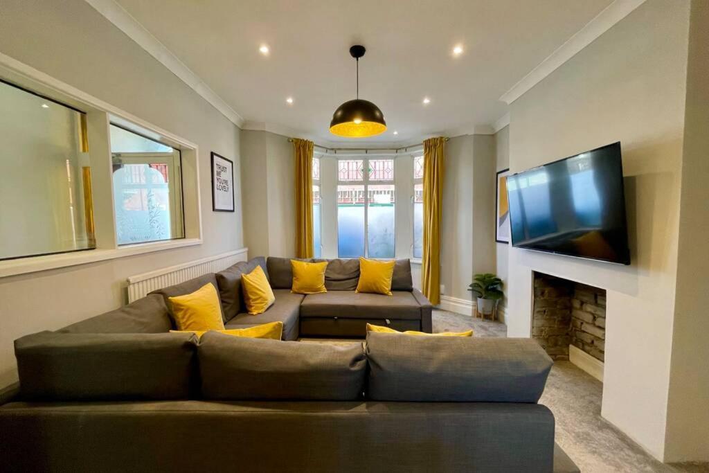 Large House Near Victoria Park For Groups, 10 Mins Bus To City Centre Κάρντιφ Εξωτερικό φωτογραφία