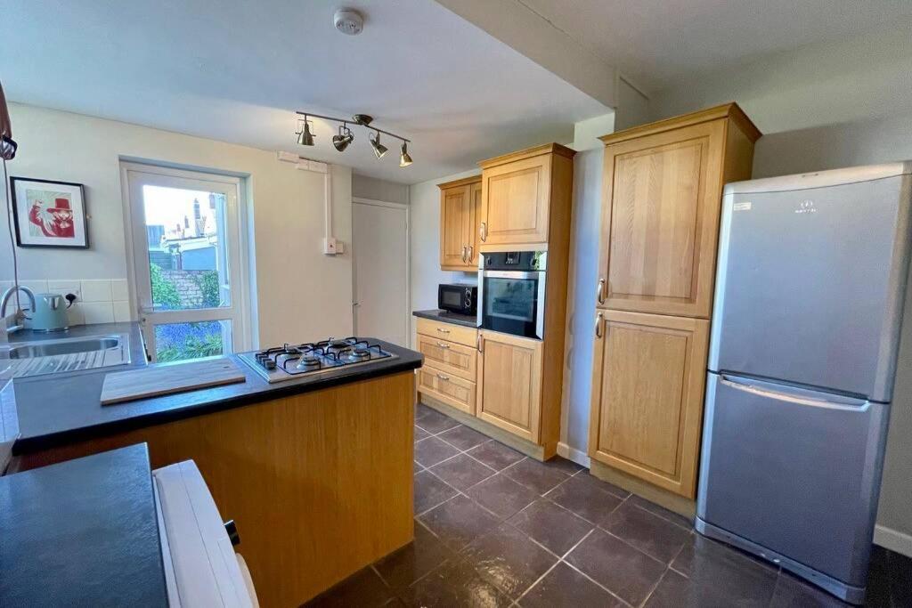 Large House Near Victoria Park For Groups, 10 Mins Bus To City Centre Κάρντιφ Εξωτερικό φωτογραφία