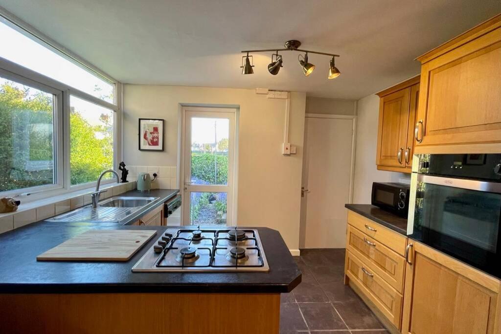 Large House Near Victoria Park For Groups, 10 Mins Bus To City Centre Κάρντιφ Εξωτερικό φωτογραφία
