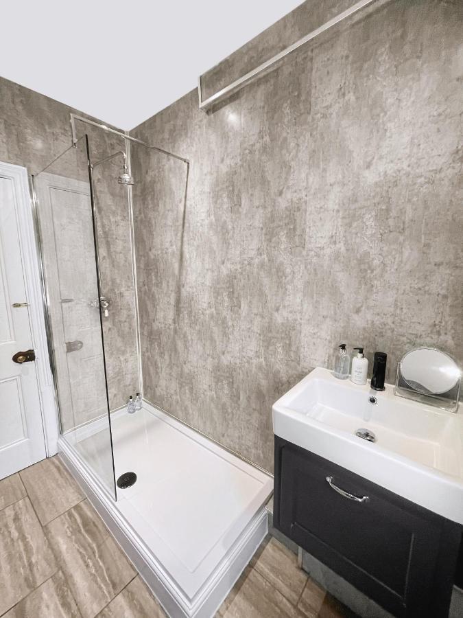 Large House Near Victoria Park For Groups, 10 Mins Bus To City Centre Κάρντιφ Εξωτερικό φωτογραφία